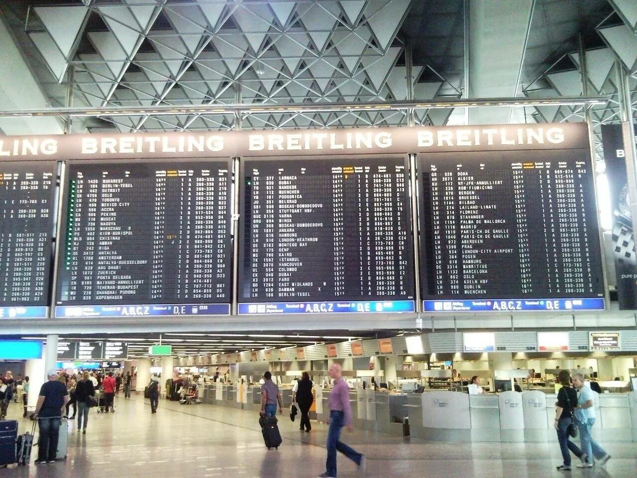 Аэропорт табло Франкфурт. Франкфурт аэропорт табло вылета. Аэропорт Франкфурт на Майне вылет. Табло в аэропорту фото.