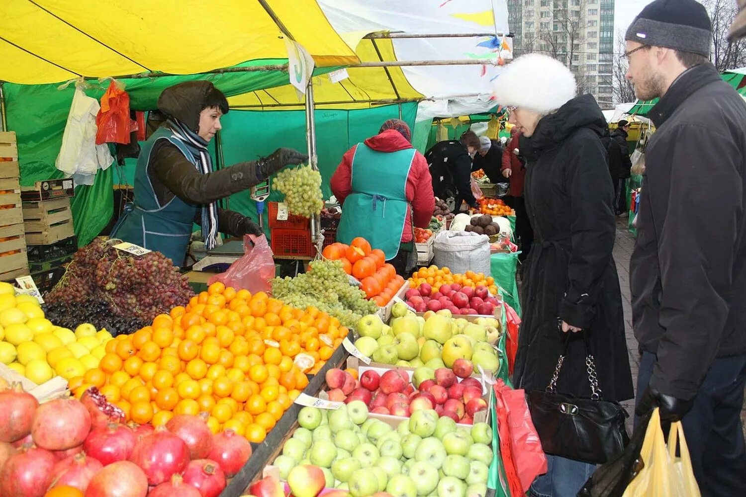 Продовольственная ярмарка пройдет. Рынок сельхозпродукции. торговля на рынке. ярмарка овощей и фруктов. продуктовая ярмарка.