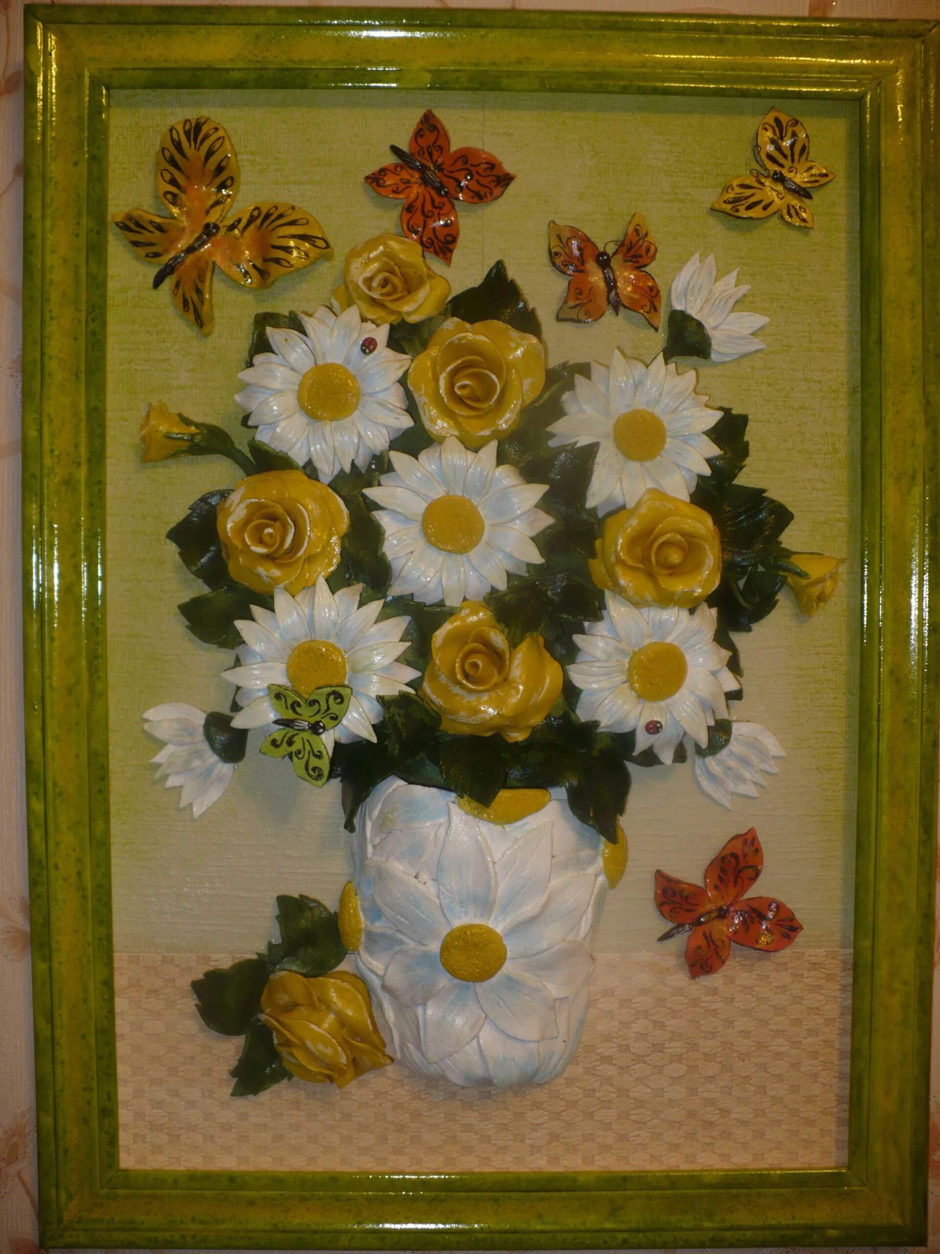 Цветы из соленого теста. Панно ваза с цветами. Цветочное панно из соленого теста. Поделки из соленого теста цветы. Панно "цветы".