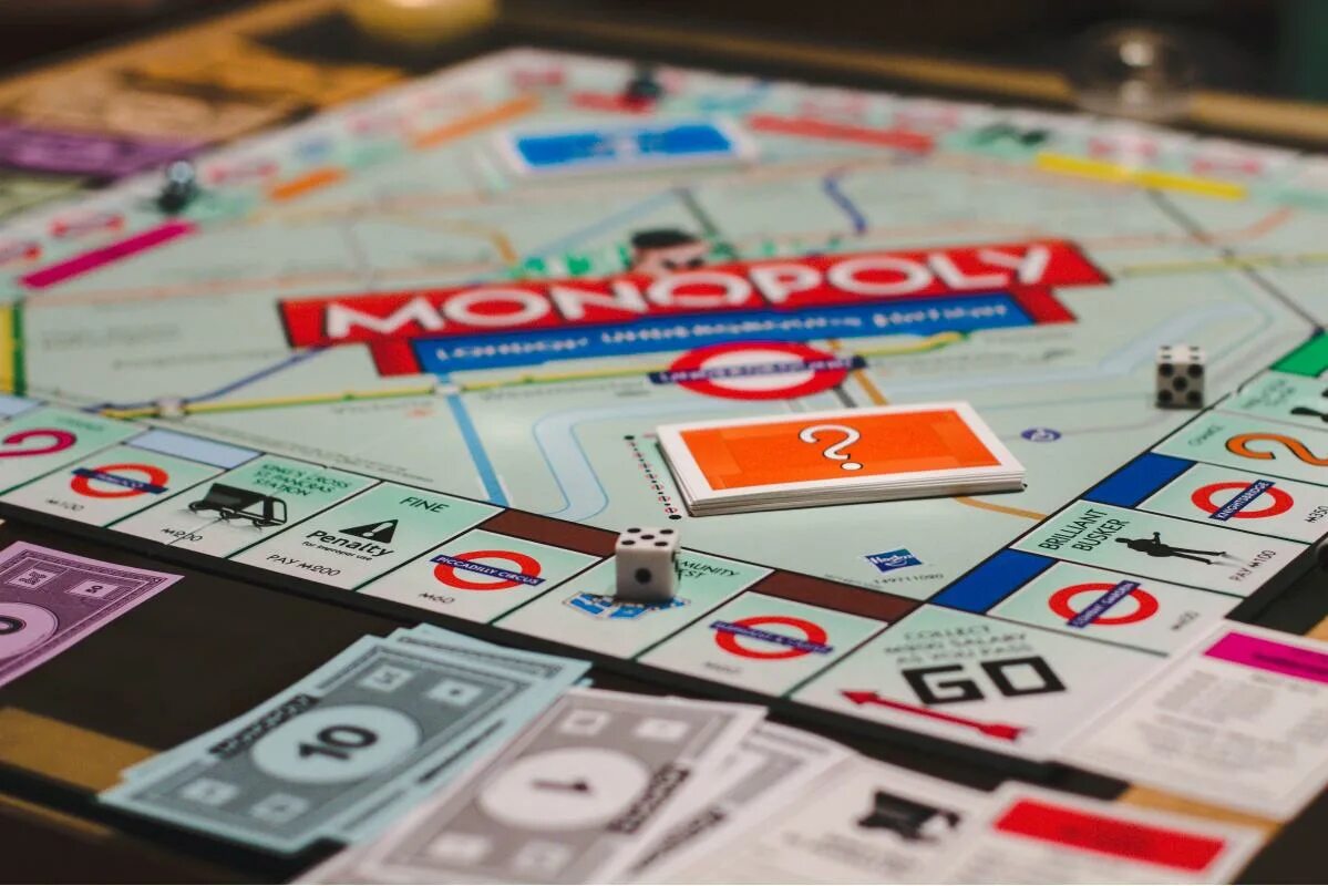 Монополия игра Эстетика. Настольная игра Monopoly. Монополия процесс игры. Монополия игра картинки. Игра монополия на телефон