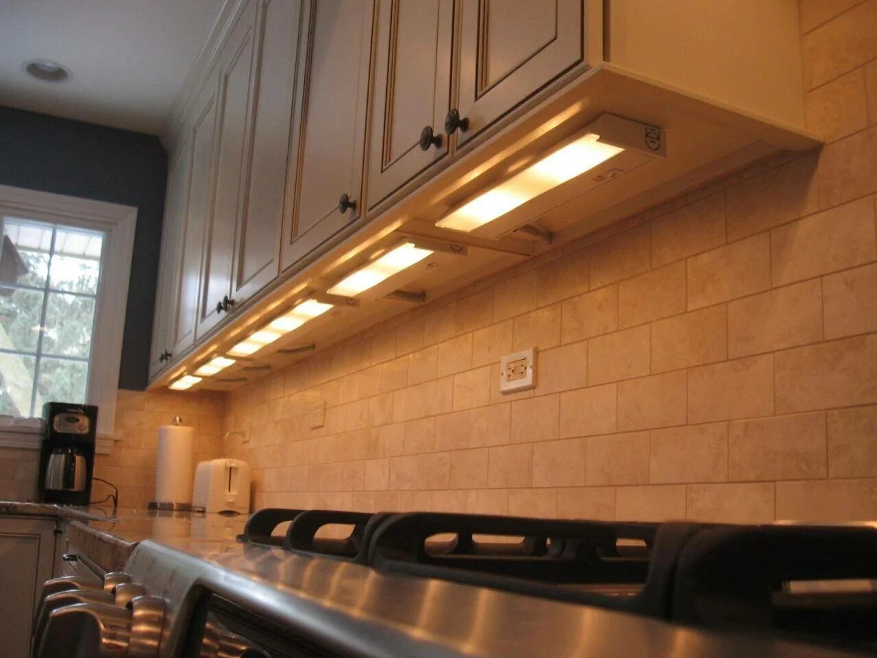 Светильник подсветка для кухни. Подсветка рабочей зоны кухни икеа. Подсветка столешницы ikea для кухни под шкафы светодиодная. Подсветка столешницы ikea. Светильники для кухни над рабочей поверхностью.