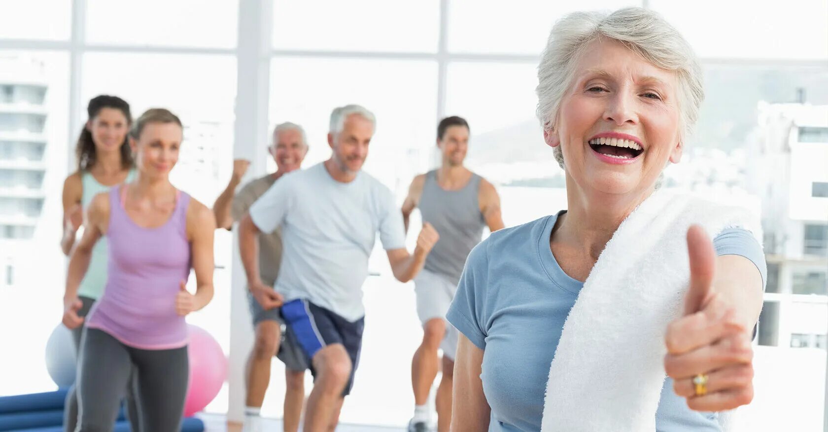 Активный образ жизни. Пожилые люди. Пенсионеры занимаются спортом. Здоровый человек.