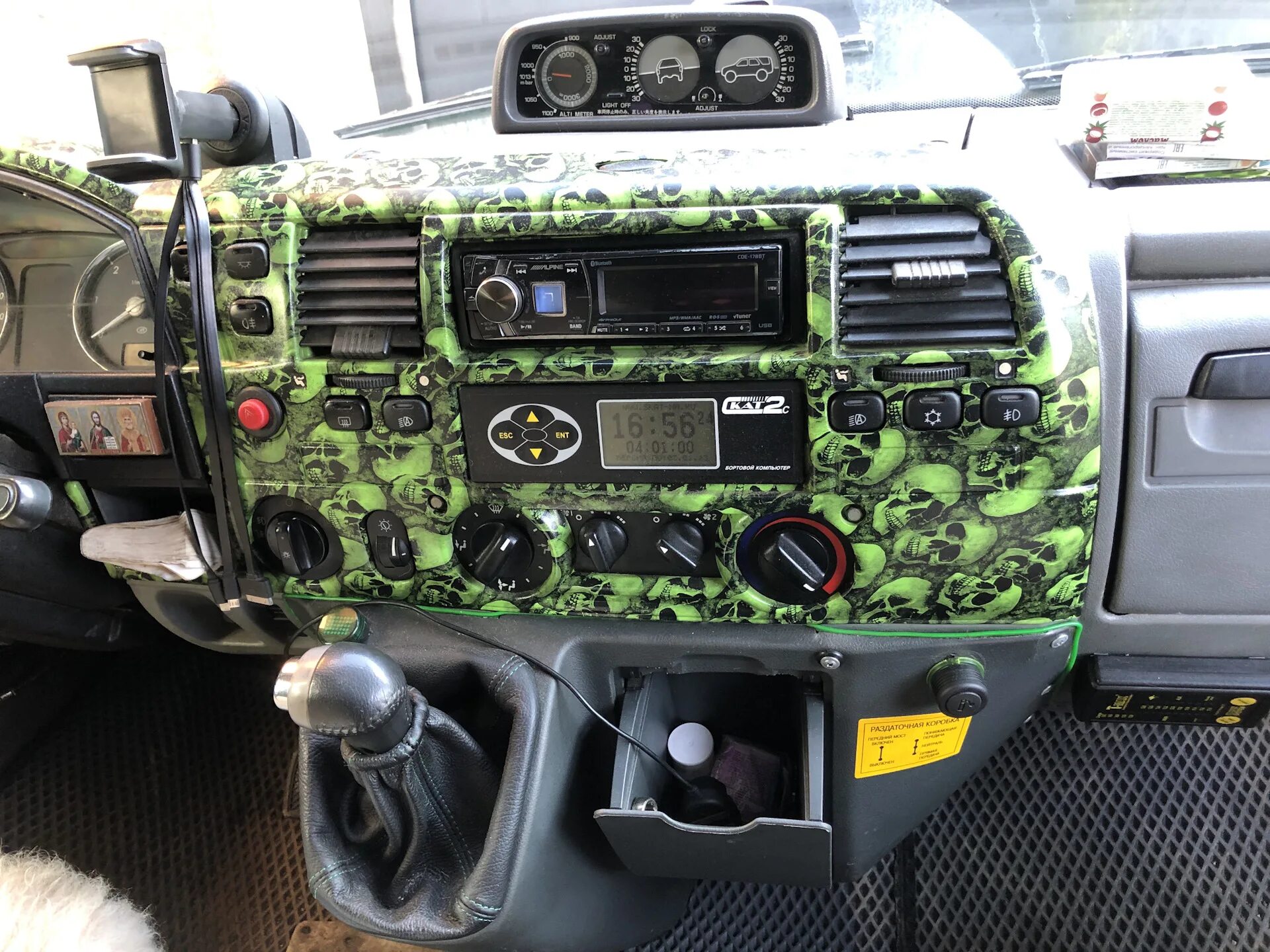 Как снять панель на соболе Aus- und Einbau der Instrumententafel eines Gazelle-Autos