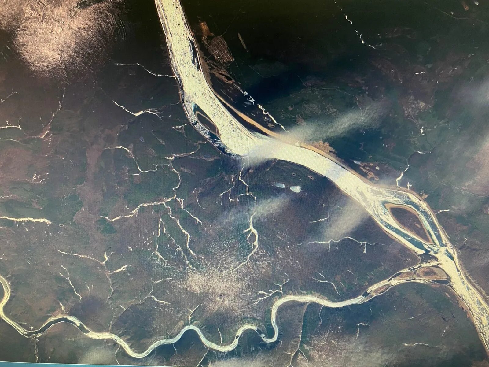 В это море впадает река якутии. Дно реки Лены. Фото льда на речке.