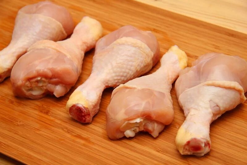 Курица между ног. Голень куриная. Куриные ножки сырые. Голень курицы. Голень куриная сырая.