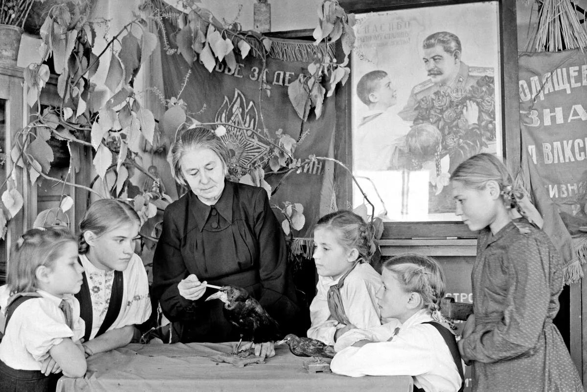 стрижки советских школьников. послевоенные детдомовцы. уроки труда в школе ссср. учитель ссср. советский урок труда.