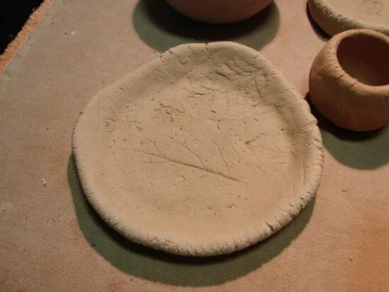 Глиняная посуда после обжига. Керамика в технике молочение. Изделия из глины. Цвет глины после обжига. Глина после обжига.