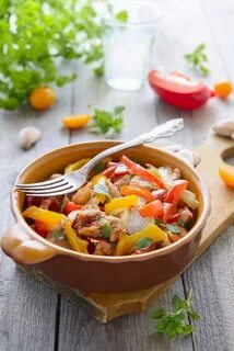 Рагу из индейки с овощами на сковороде
