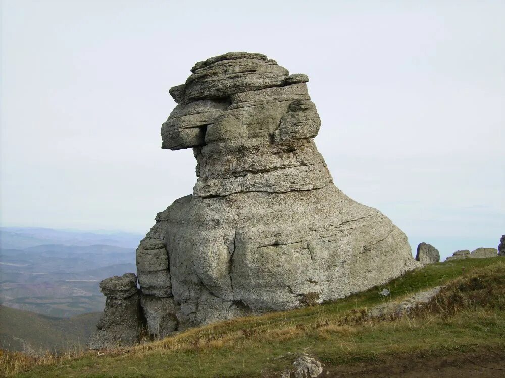 Богатырское село. Озеро село богатырь Крым. Гора богатырь в Крыму. Озеро богатырь в Бахчисарайском районе. Каменный богатырь.