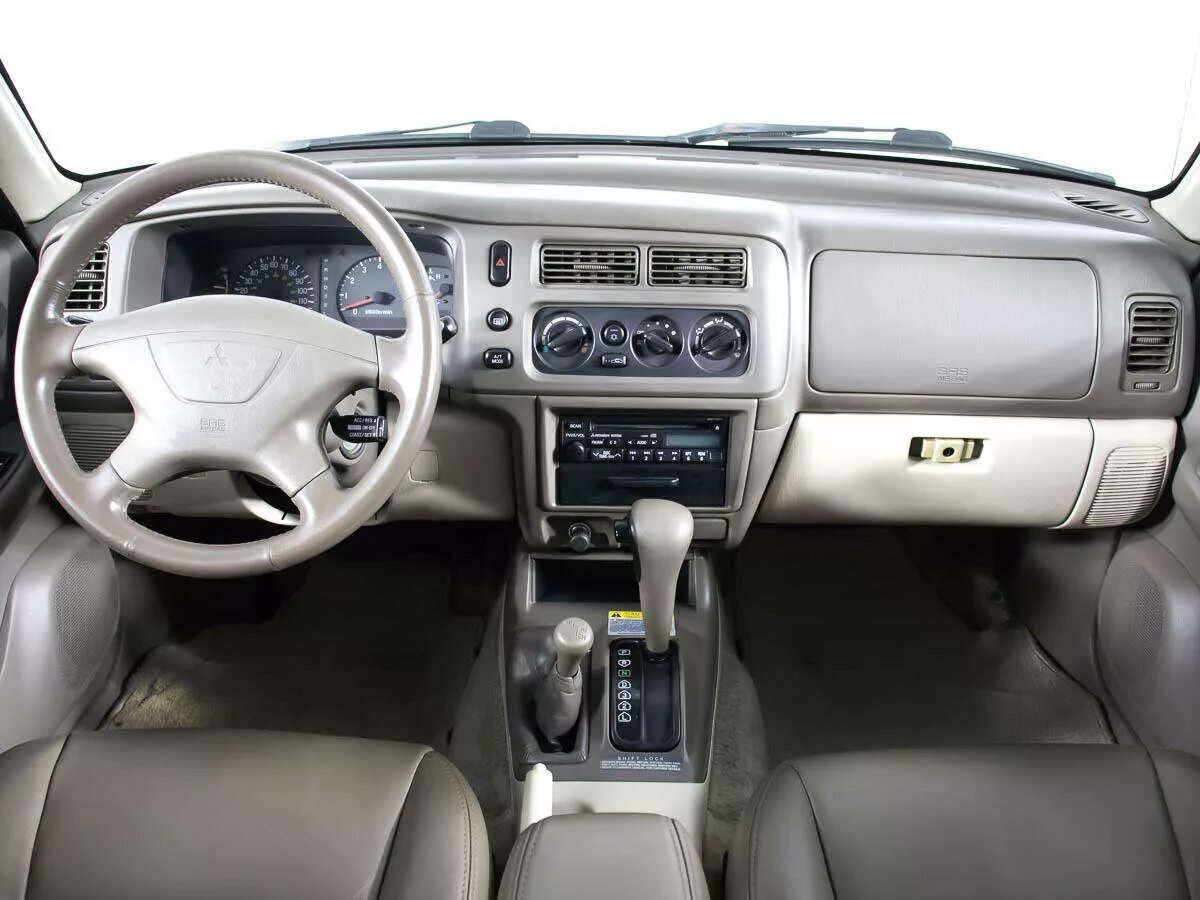 Mitsubishi montero sport 1 салон. Монтеро спорт 1 салон. Mitsubishi montero 2001 interior. Mitsubishi montero sport 2001 салон. Салон митсубиси монтеро спорт 1.