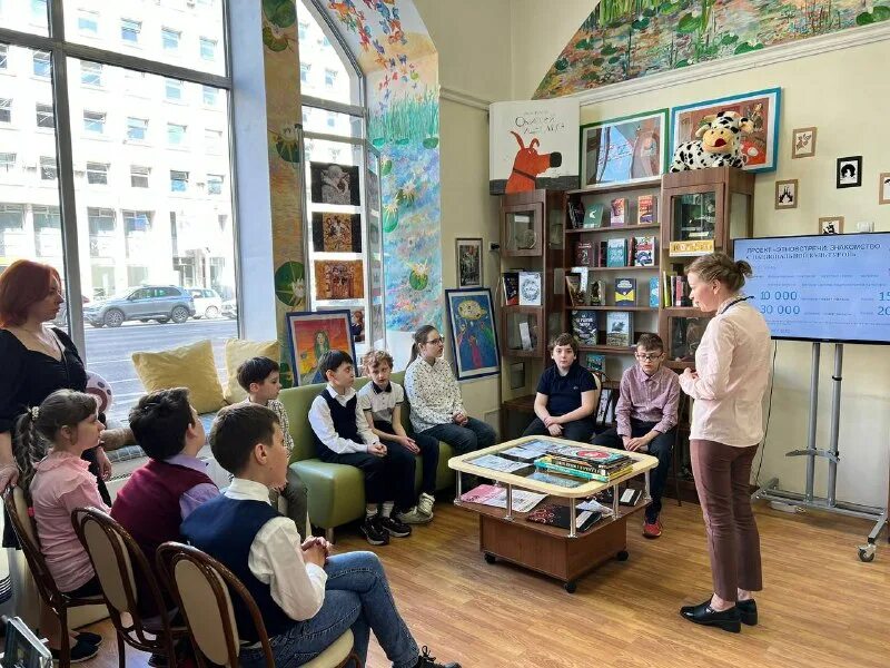 библиотекарь в библиотеке. детская библиотека еманжелинск. житель библиотеки. книжная выставка волшебная кисточка. житель библиотеки.