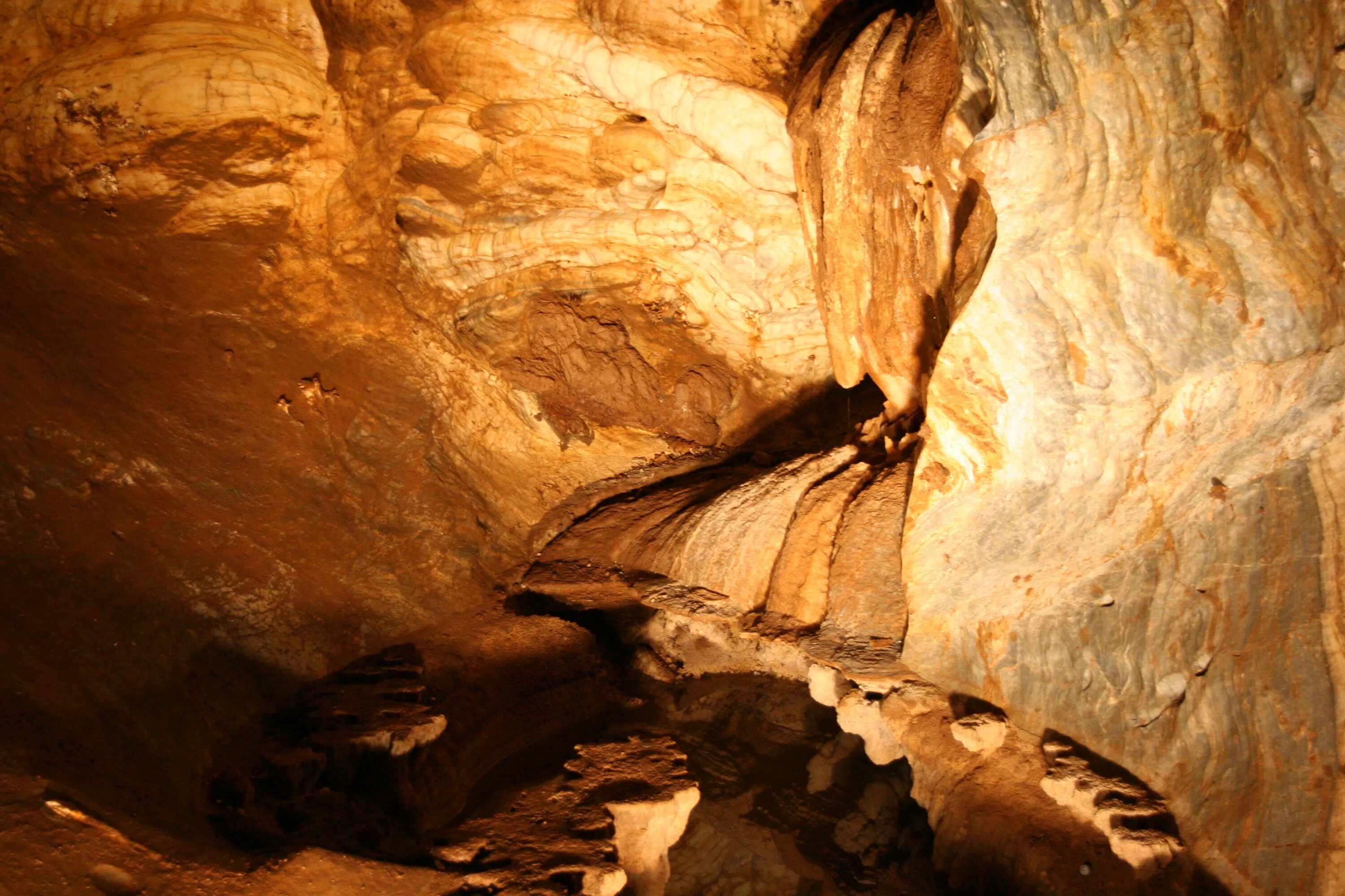 Украсить пещеру. Охтинская Арагонитовая пещера. Пещера гитарреро Перу. Красногорская пещера. Люксембург пещеры.