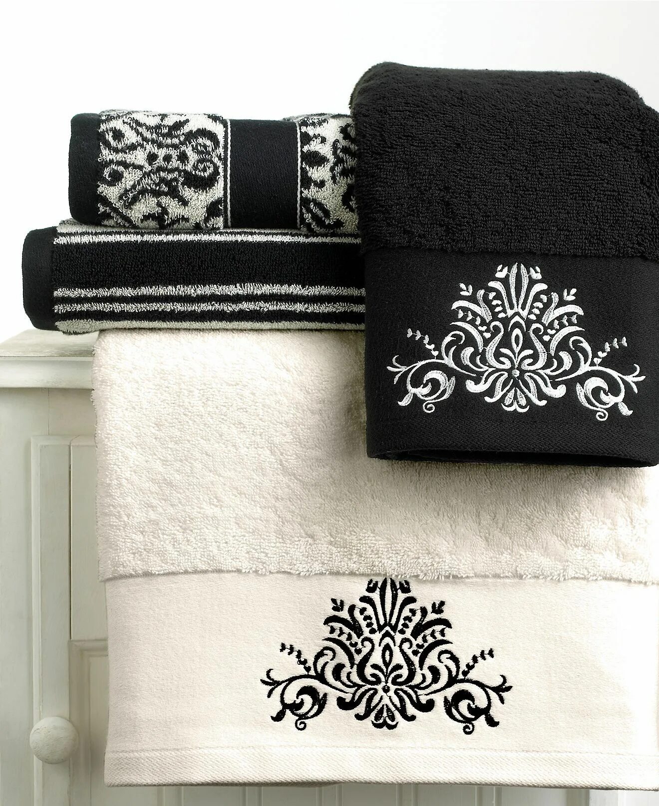 Черные полотенца для ванной. Полотенце махровое. Черное полотенце. Комплект полотенец с вышивкой. Черное махровое полотенце.