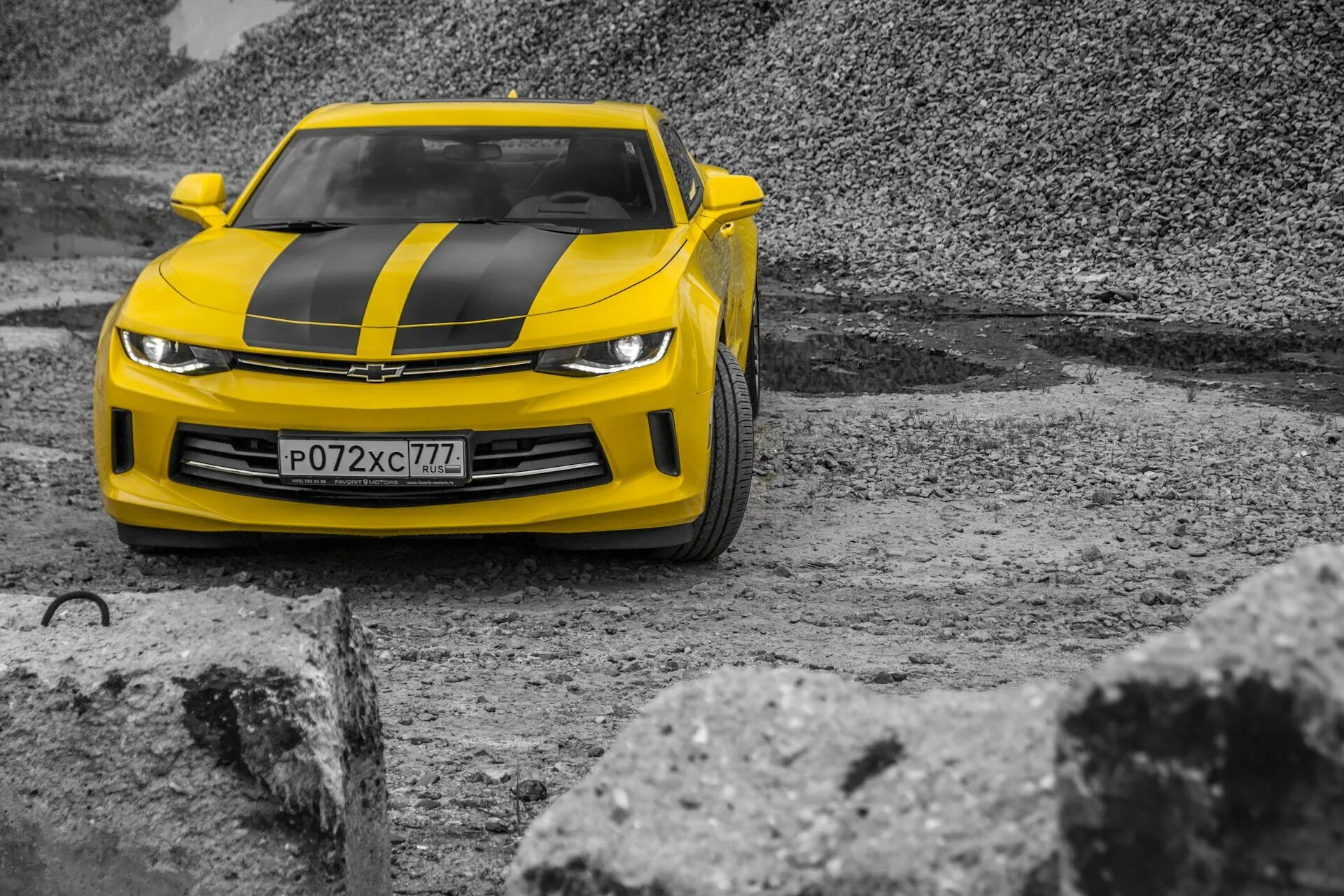 Шевроле Камаро желтая. Chevrolet Camaro желтый. Шевроле Камаро жёлтая с чёрными. Шевроле Камаро жёлтая с чёрными полосками. Машина с черными полосками