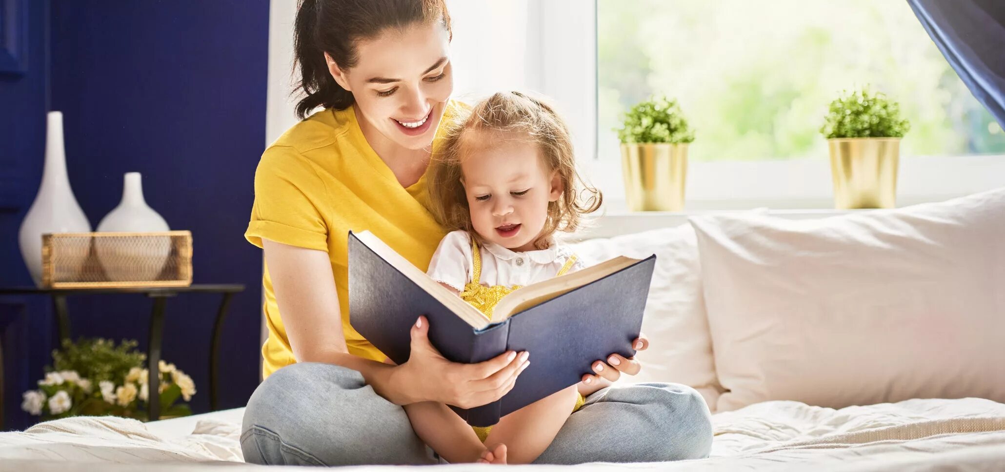 Мама читает книгу ребенку. Родители читают. Родители читают детям. Дети дошкольники чтение книг. Ее читают малыши