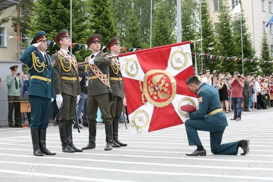 Нввку вв мвд рф. Новосибирский институт войск национальной гвардии. НВВКУ ВВ МВД Новосибирское. Боевые Знамёна НВВКУ. Боевое Знамя ВНГ РФ.