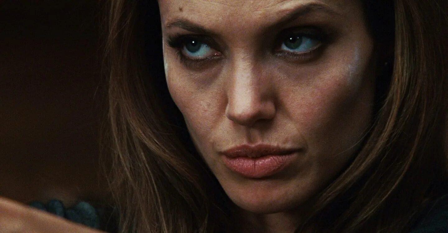 Какая интересная особа. Анджелина Джоли особо опасен. Особо опасен 2008. Особо опасен кадры с Анджелиной Джоли.