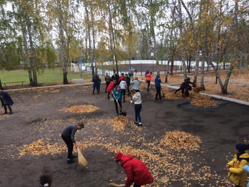 Субботник в школе статья. Субботник в школе. Уборка пришкольной территории. Уборка территории колледжа. Субботник в классе.