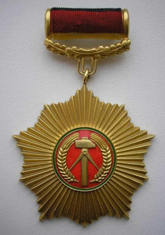 Заслуг перед народом. Орден ГДР за заслуги. За заслуги перед Отечеством ГДР. Орден «за заслуги перед Отечеством» (ГДР). Орден герой ГДР.