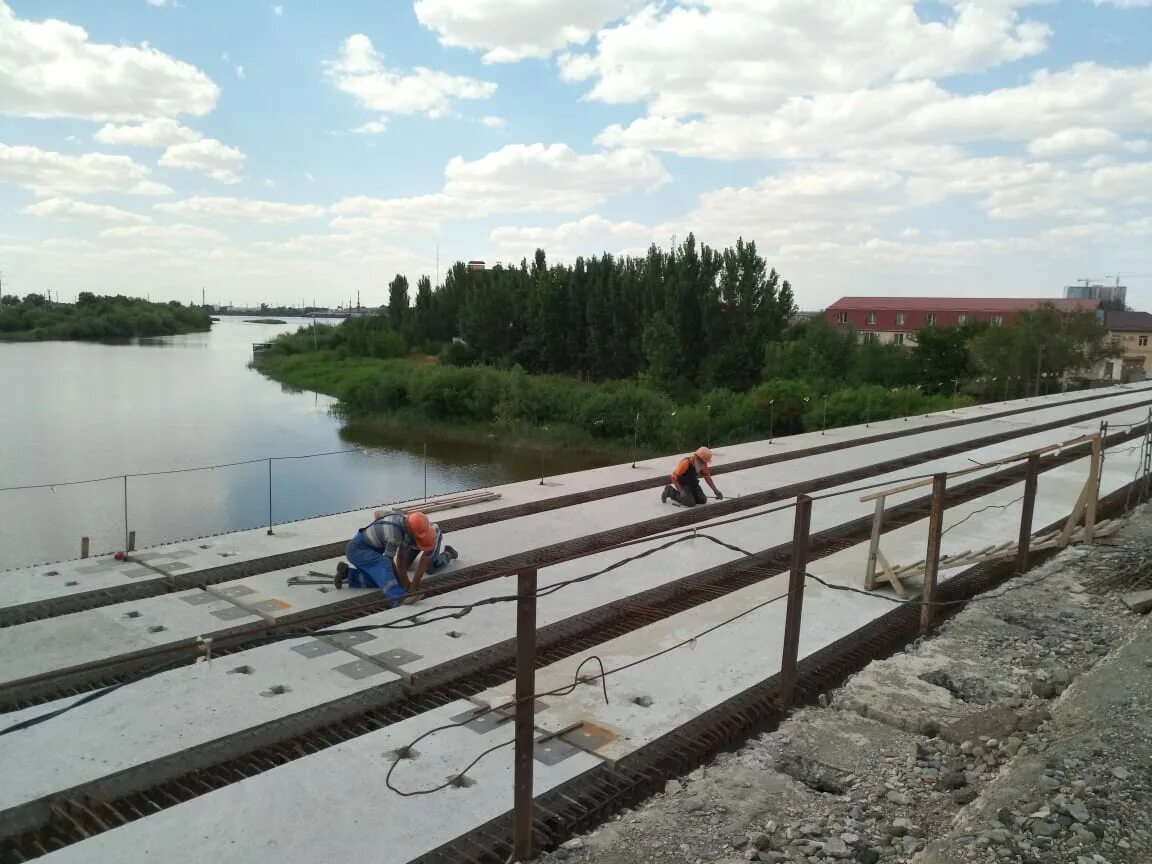Милицейский мост Астрахань. Мост через реку Царев Астрахань. Мост через речку астраханку. Фундамент моста.
