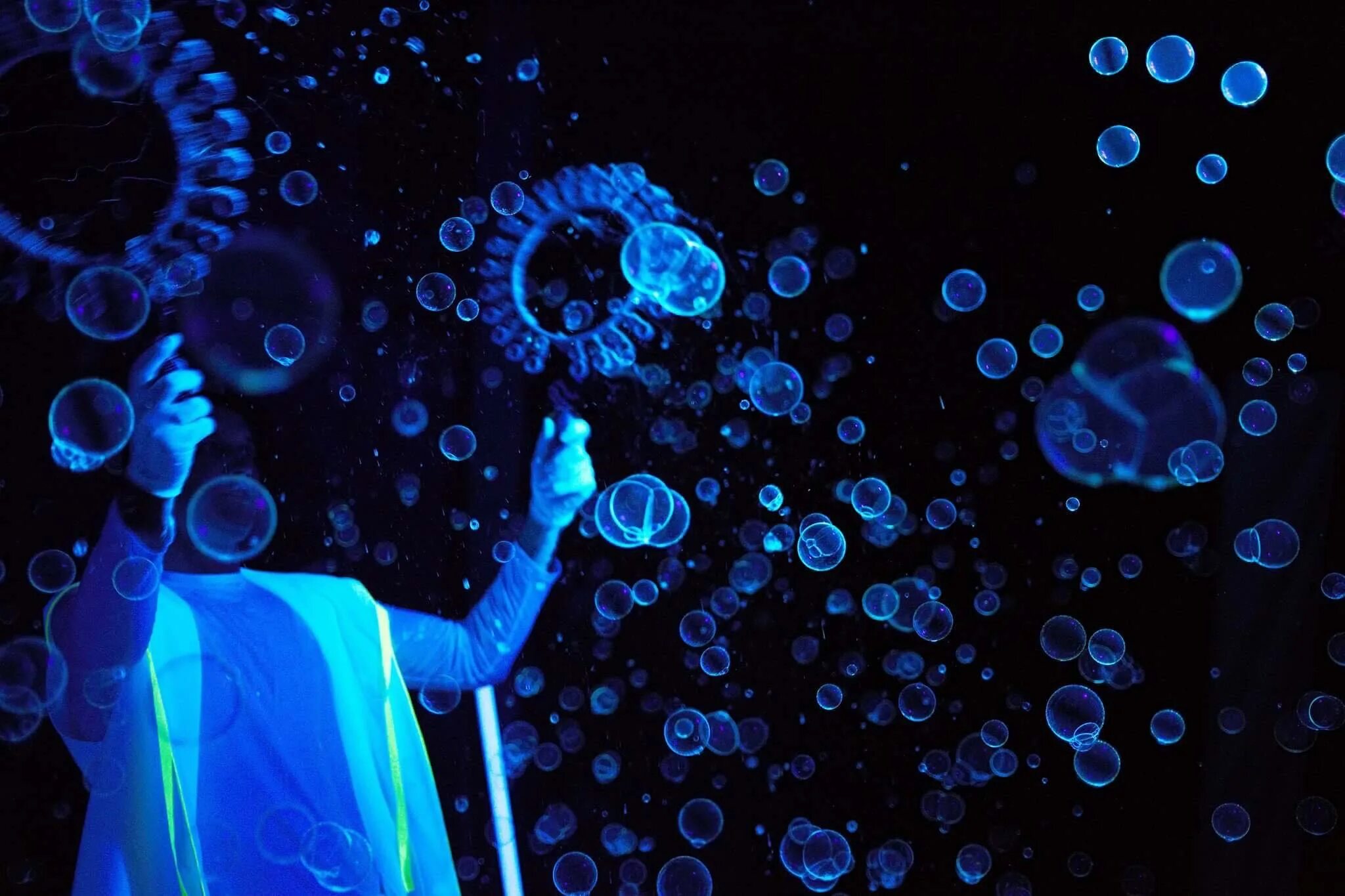 Пузыри шоу отзывы. Шоу мыльных пузырей неон. Неоновое шоу мыльных пузырей. Неоновые мыльные пузыри. Светящиеся мыльные пузыри.