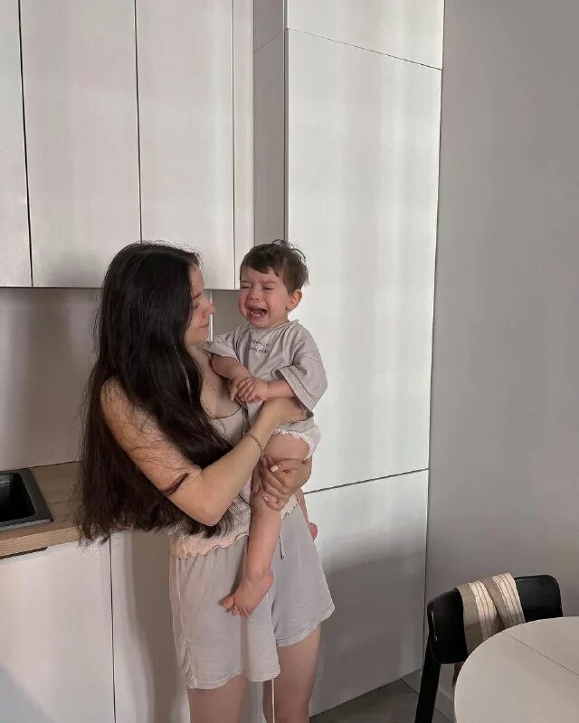 вау мамы. подушка мем. подушка wow желтый, отк 70x70. вау мам. бондинг мать и ребенок.