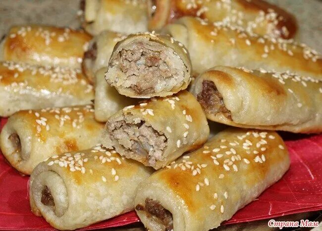 Рулет из заварного теста. Мясные трубочки с начинкой. слоеные трубочки с мясом. трубочки из теста с начинкой. трубочки несладкие с начинкой.
