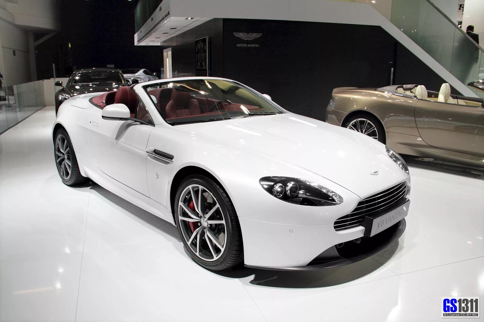 2006 Aston Martin v8 Vantage White. Машины за 4 миллиона. Машина за миллион рублей.
