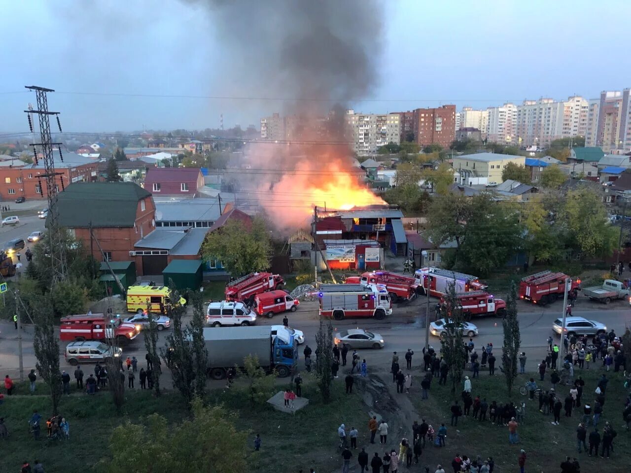 Пожар в Омске сейчас. Пожарные Омск. Сгорело здание в Омске.