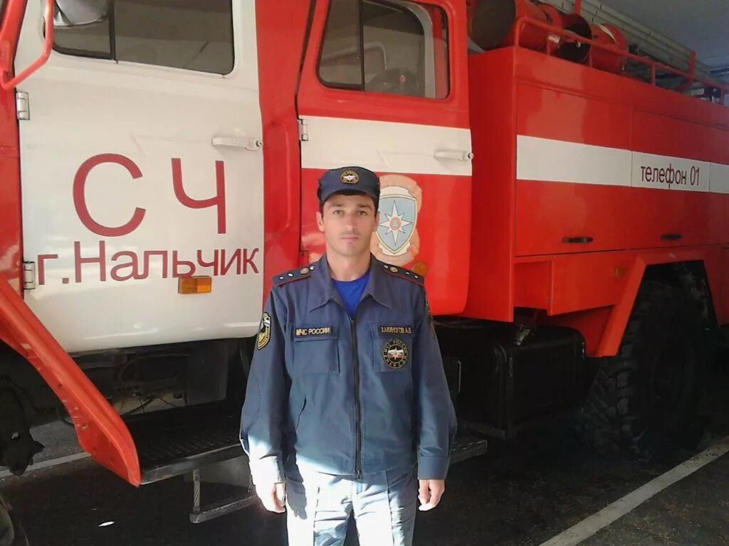 Должностные обязанности пожарного водителя. Обязанности водителя пожарного автомобиля мчс. Пожарный водитель требования. Водитель пожарного автомобиля. Пожарная машина с водителем.