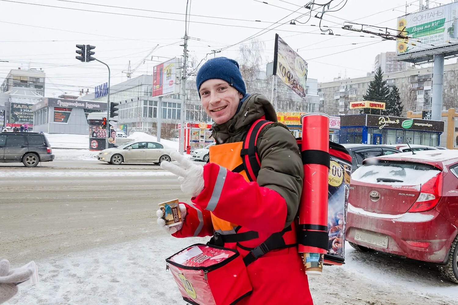 доставщик зимой. яндекс еда москва. новогодний курьер. курьер самокат зимой. курьер в снегопад.