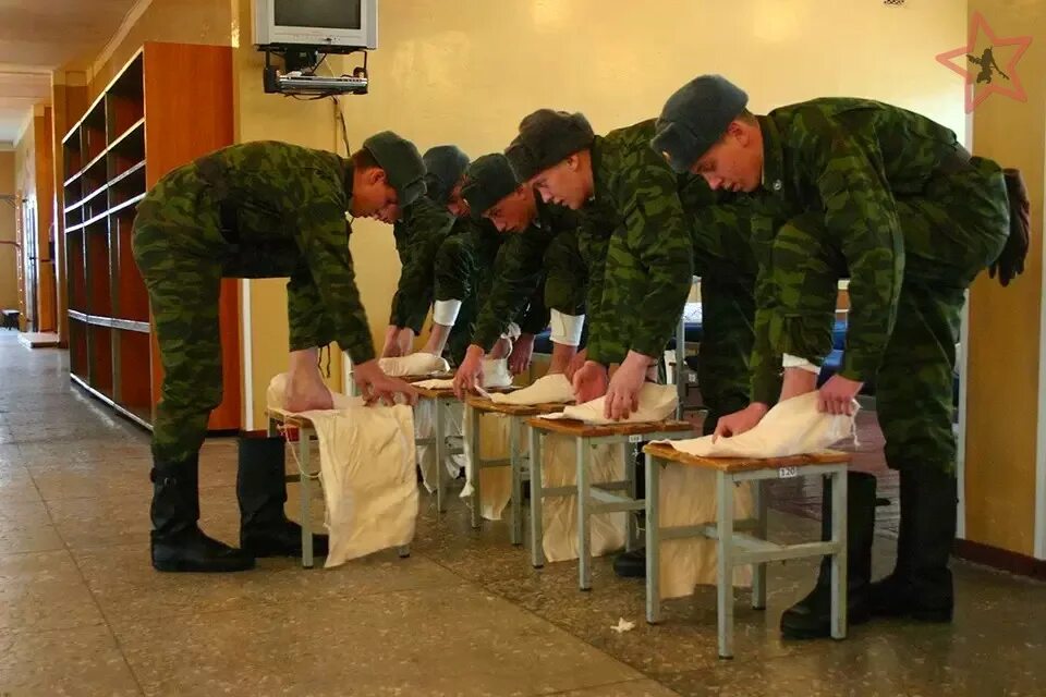 Быт военнослужащих. Солдаты в казарме. Военная казарма. Военнослужащие в казарме.