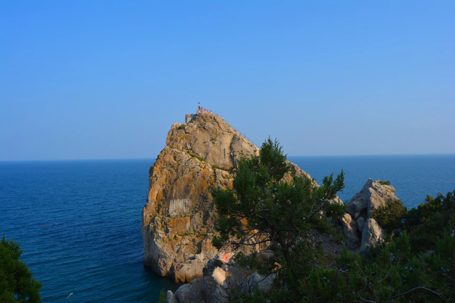 Скала Утес Крым. Скала дива Крым. Алушта Утес скалы. Симеиз Утес Крым.