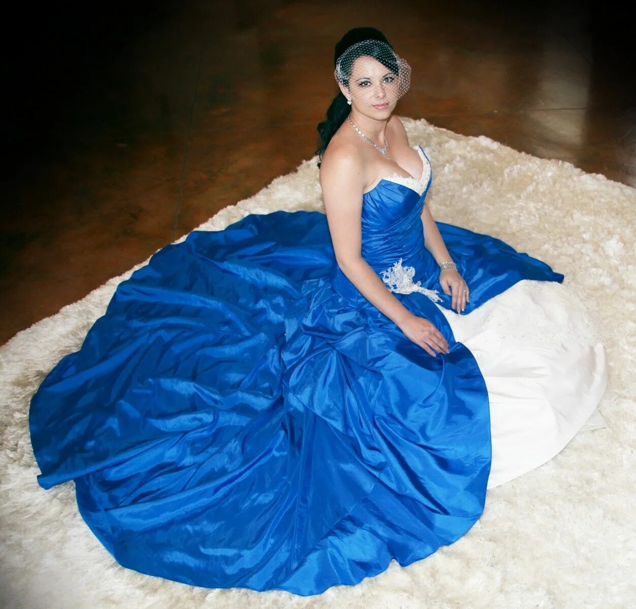 Невеста в синем платье. Свадебные платья синего цвета. Девушка в синем платье. Свадебное платье белое с синим. Жена синем платье