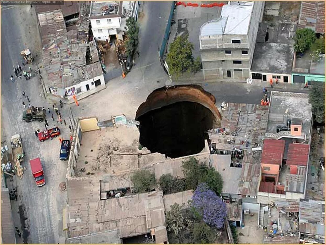 Черная дыра в доме. Карстовая воронка, Гватемала (2010). Карстовый провал в Гватемале 2010. Карстовая воронка, Гватемала. Гватемала провал грунта 2010.