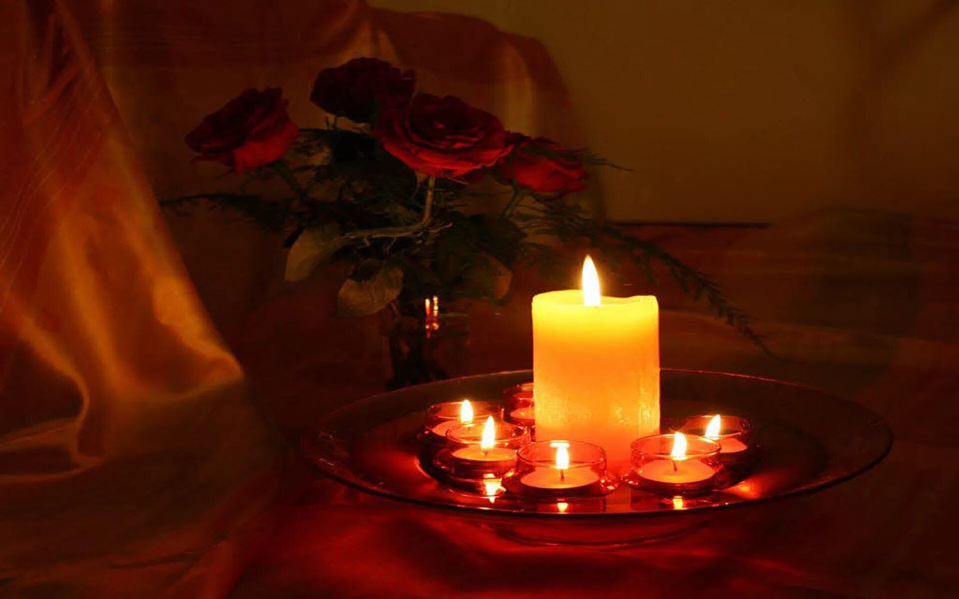 Свеча горит в комнате. Романтические свечи. Вечер свечи. Свечи романтика. Цветы и свечи.