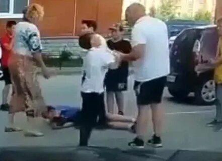 Женщина ударил мальчик