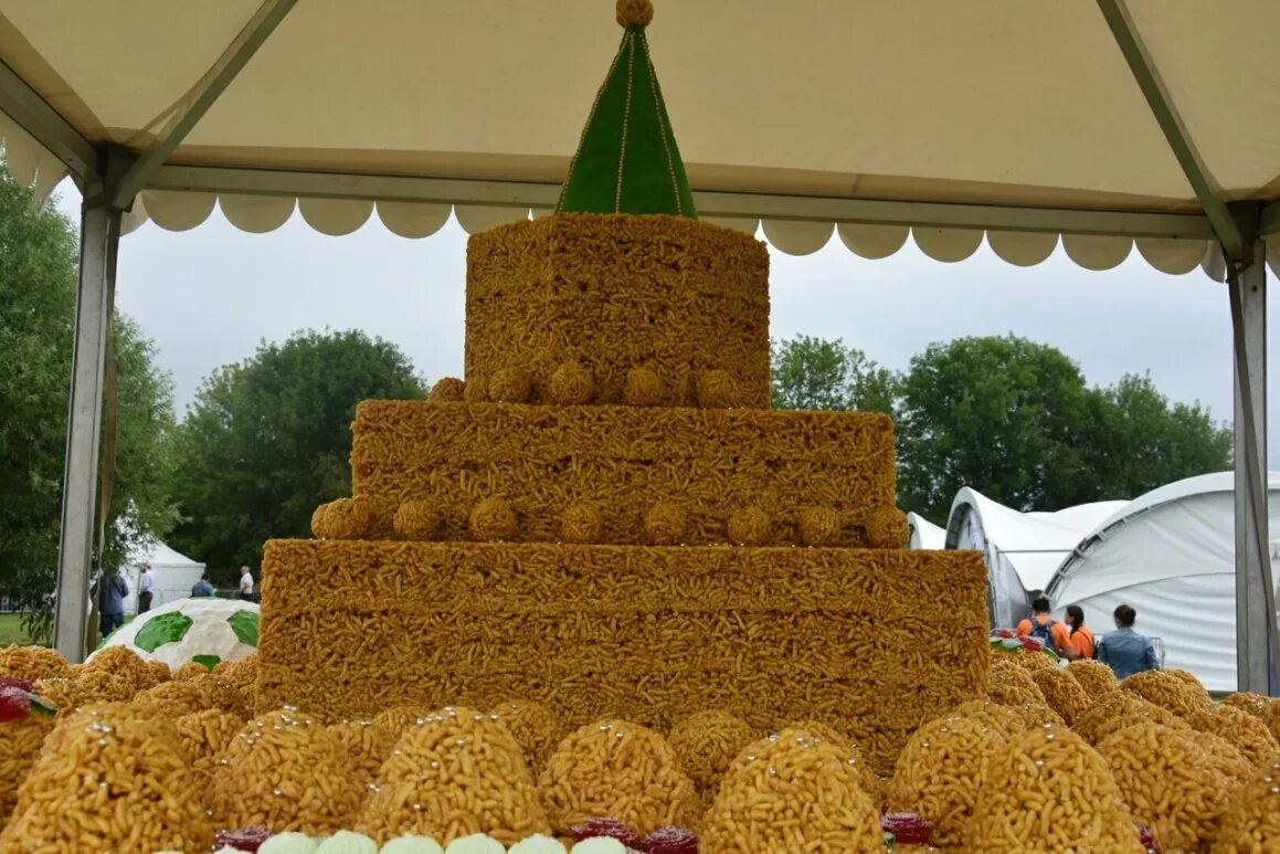 Национальное блюдо казани чак чак. Татарские сладости чак чак. Чак чак татарстан. Татарское национальное блюдо чак-чак. Национальное блюдо татар чак чак.