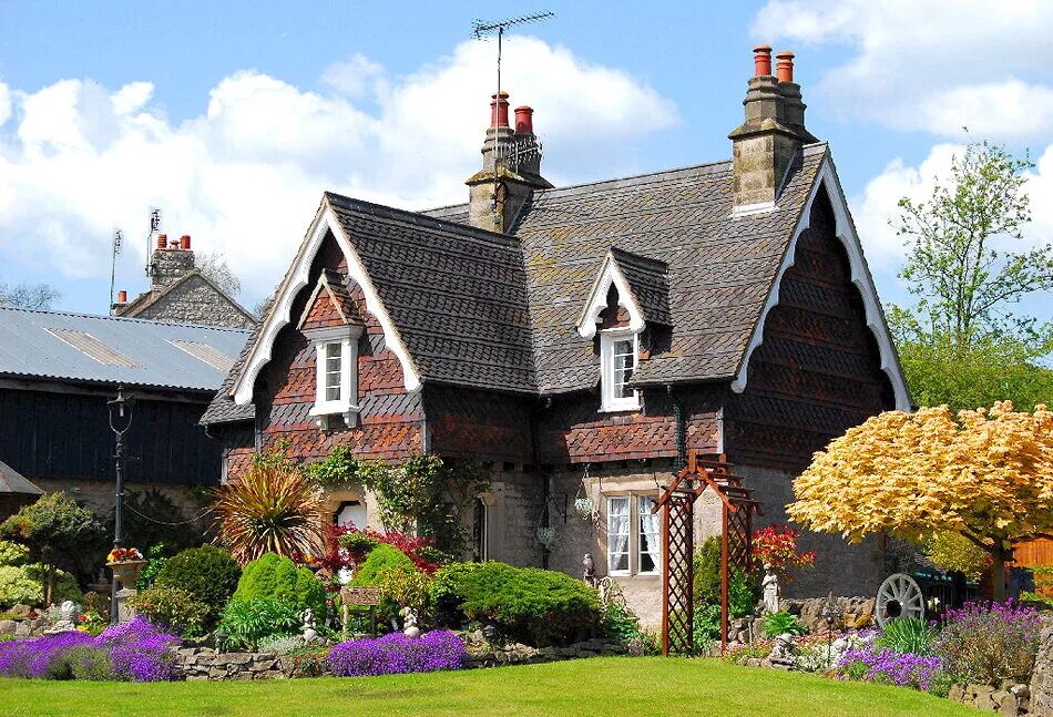 Английские домики с садом каменный джейн остен. Старинная английская деревня тюдор. Тюдоровский стиль домов в англии. Как называется английский дом. Как называется английский дом.