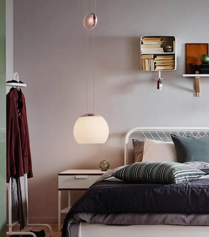 Подвесные светильники в спальне над тумбочками. Подвесные прикроватные светильники. Прикроватные подвесные светильники. Прикроватные светильники для спальни. Прикроватные светильники.