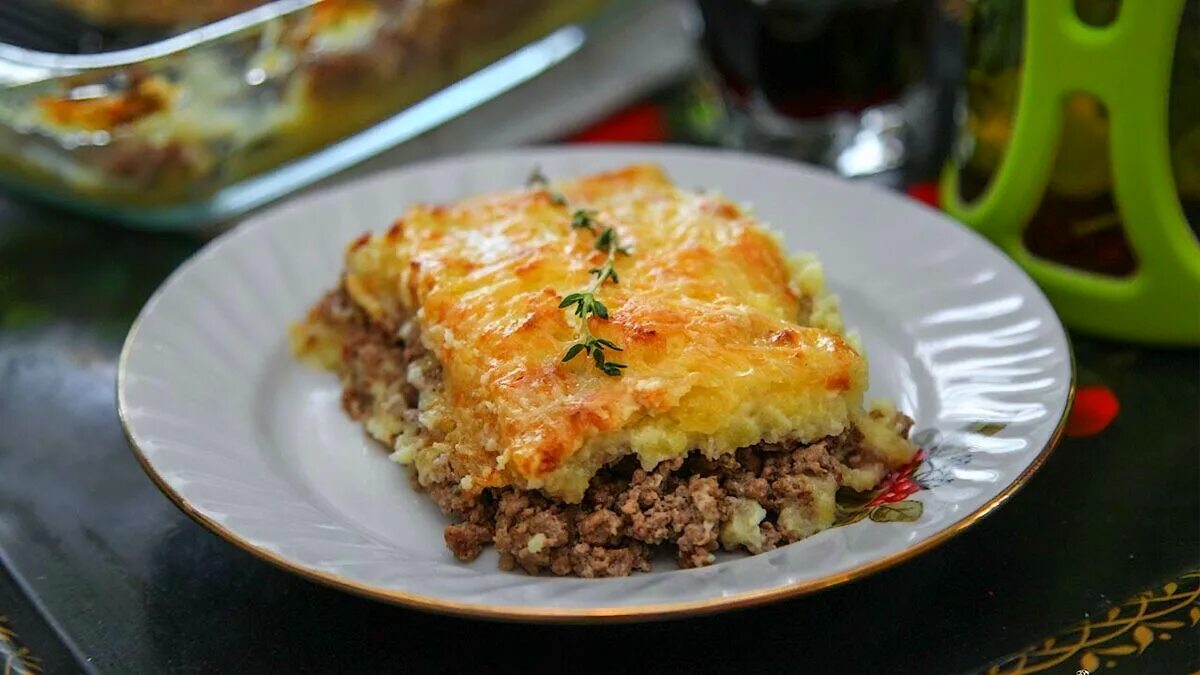 Запеканка фарш тесто. Запеканка картофельная с фаршем в духовке. картофельно мясная запеканка. мясная запеканка из фарша с картошкой. запеканка с картошкой и фаршем.