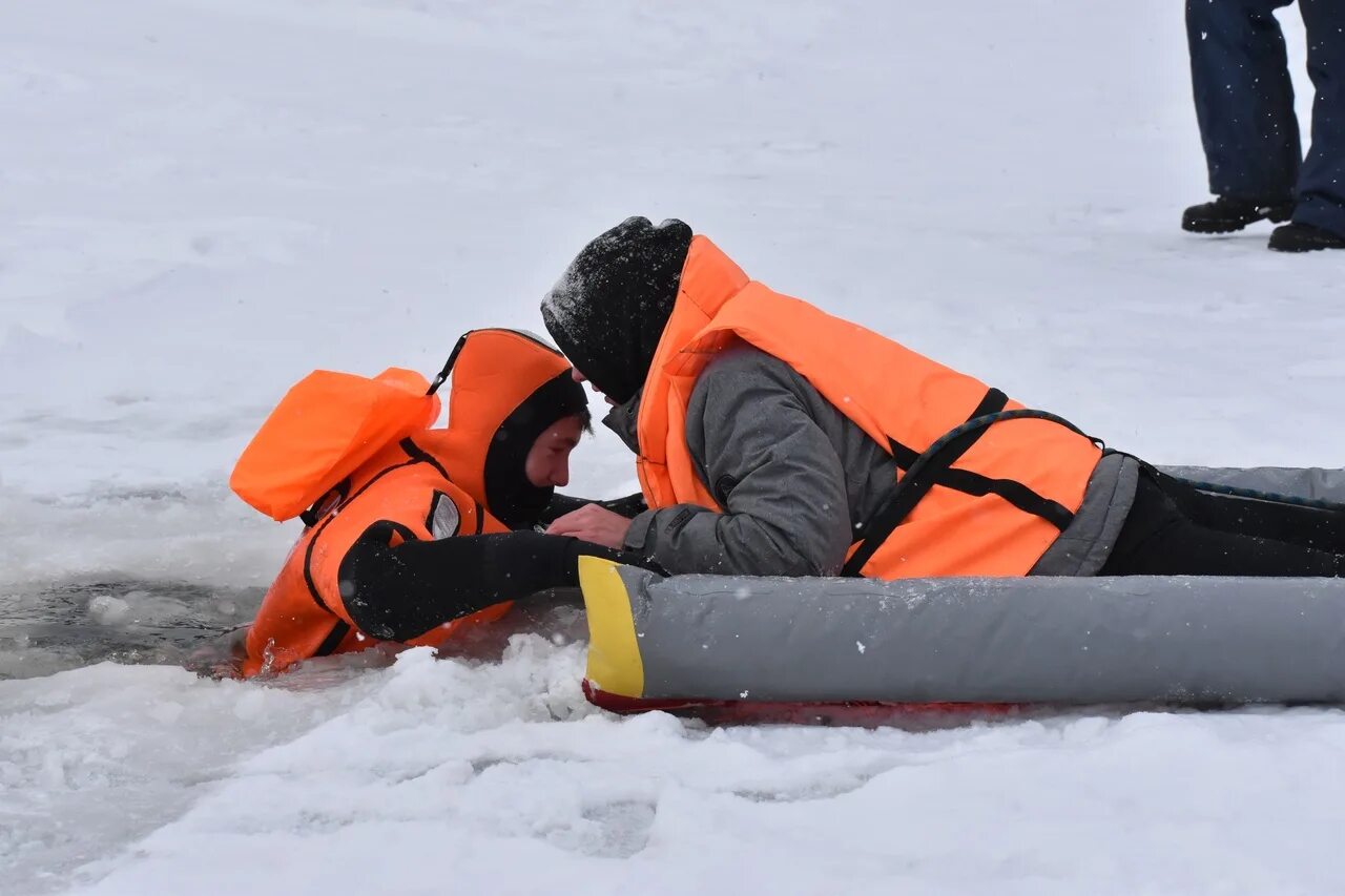 Спасение провалившегося под лед. Спасение из ледяной воды. Спасение провалившегося под лед картинки.