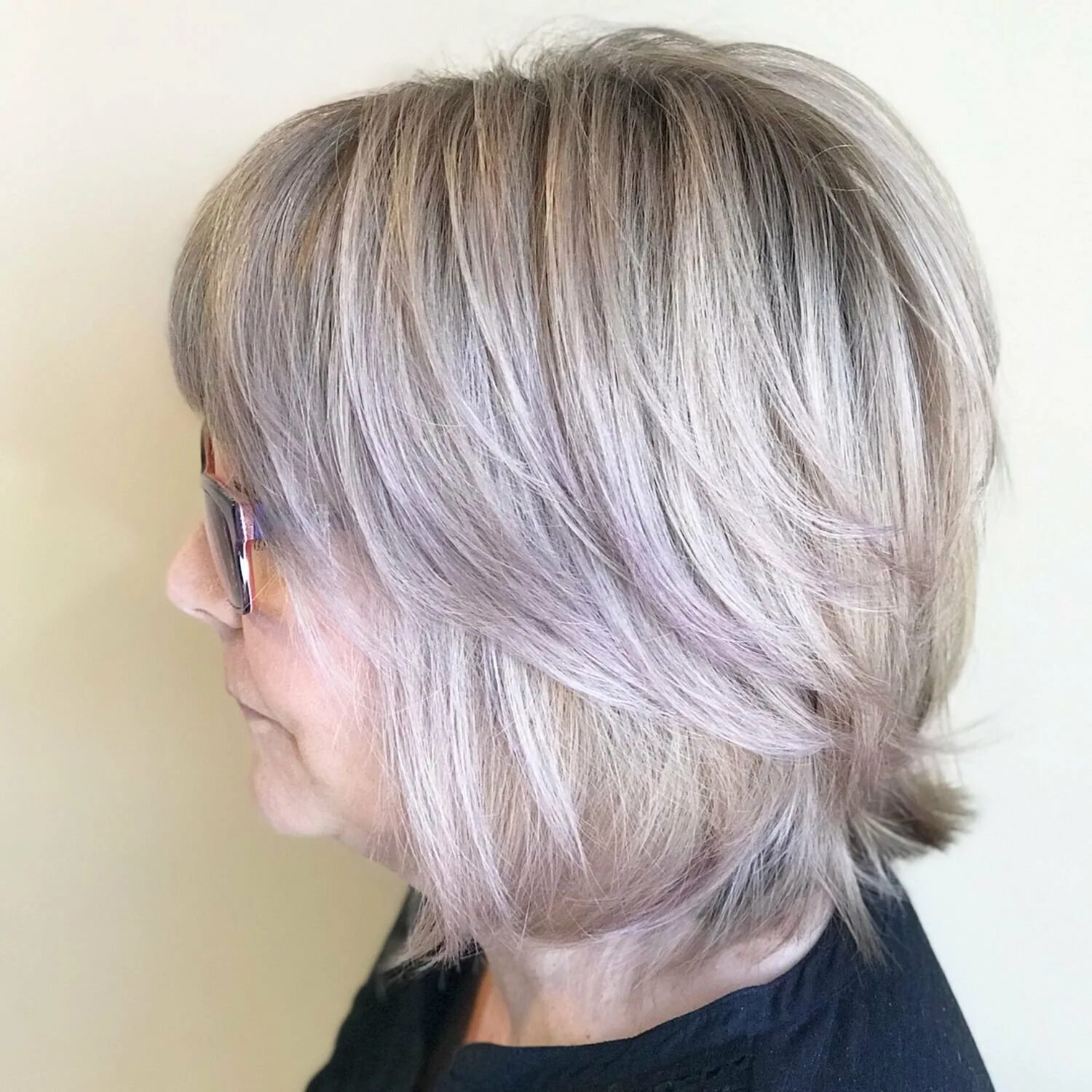 Мелирование пепельный блонд каре. Мелирование сильвер грей. Пепельное колорирование каре. Мелирование на седые волосы короткие. Мелирование сильвер грей.