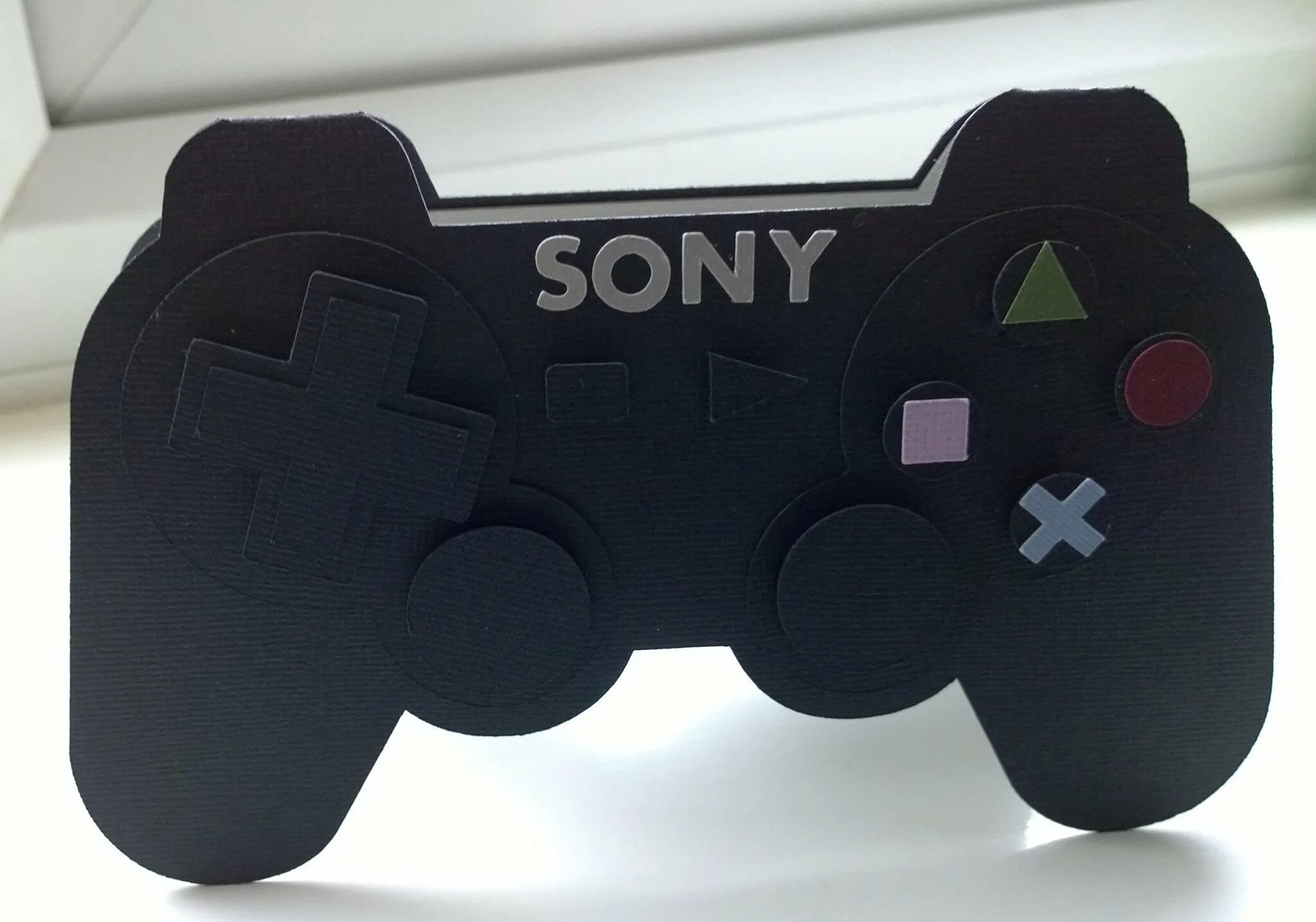 Как поставить геймпад. Джойстик из картона. playstation из картона. геймпад из бумаги. игровой джойстик из картона.