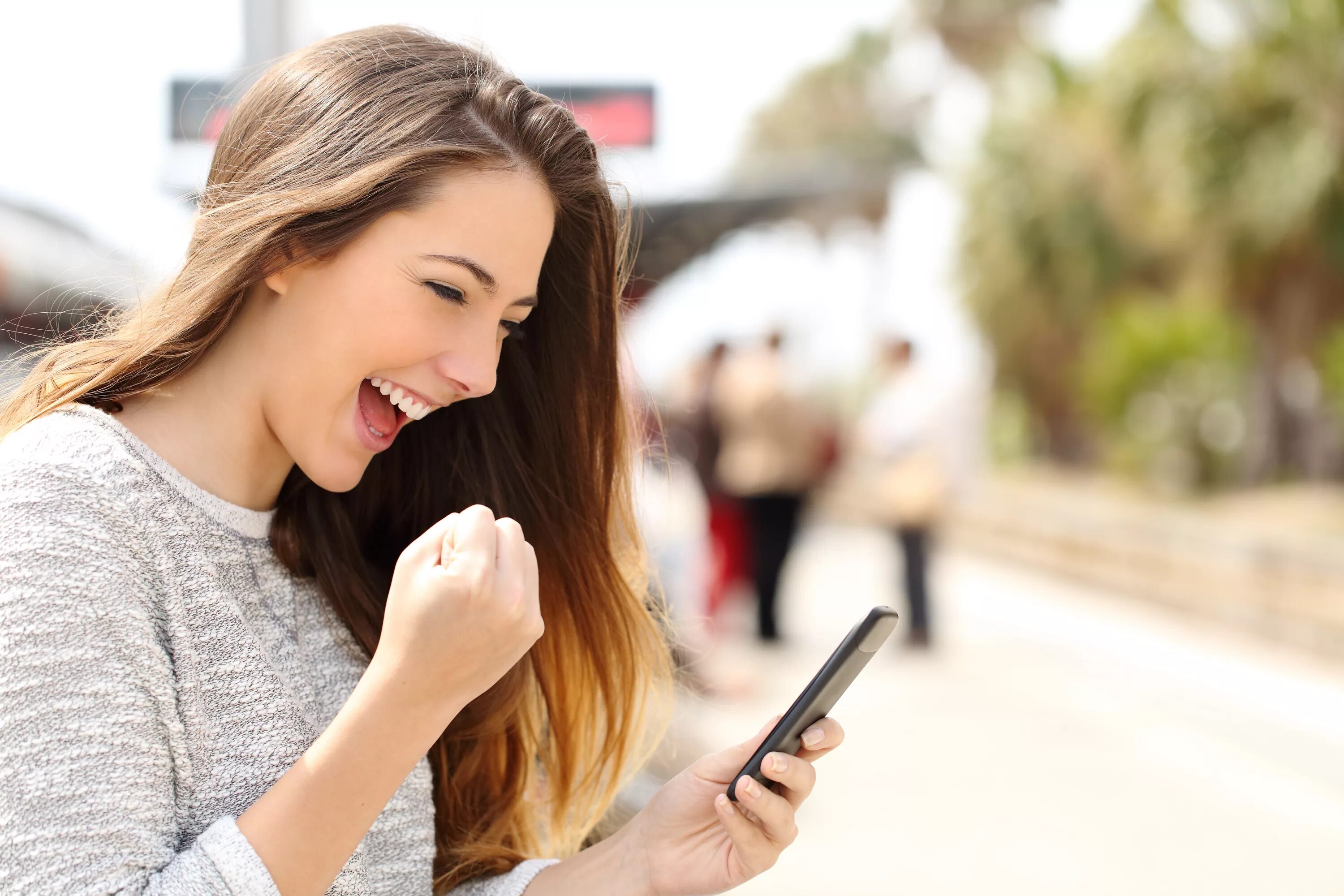 Send her my. Девушка со смартфоном. Красивая девушка со смартфоном. Счастливый человек с телефоном. Человек со смартфоном.