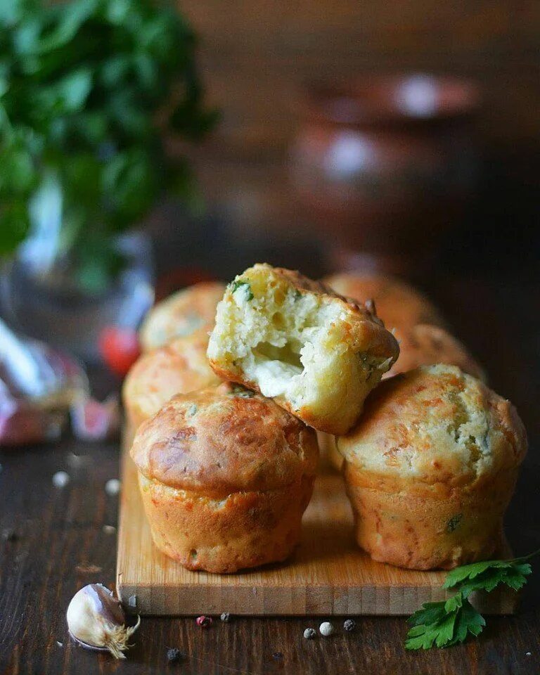 Закусочные кексы с сыром. Сырные кексы. сырные маффины. маффины с сыром. кекс с сырной начинкой.