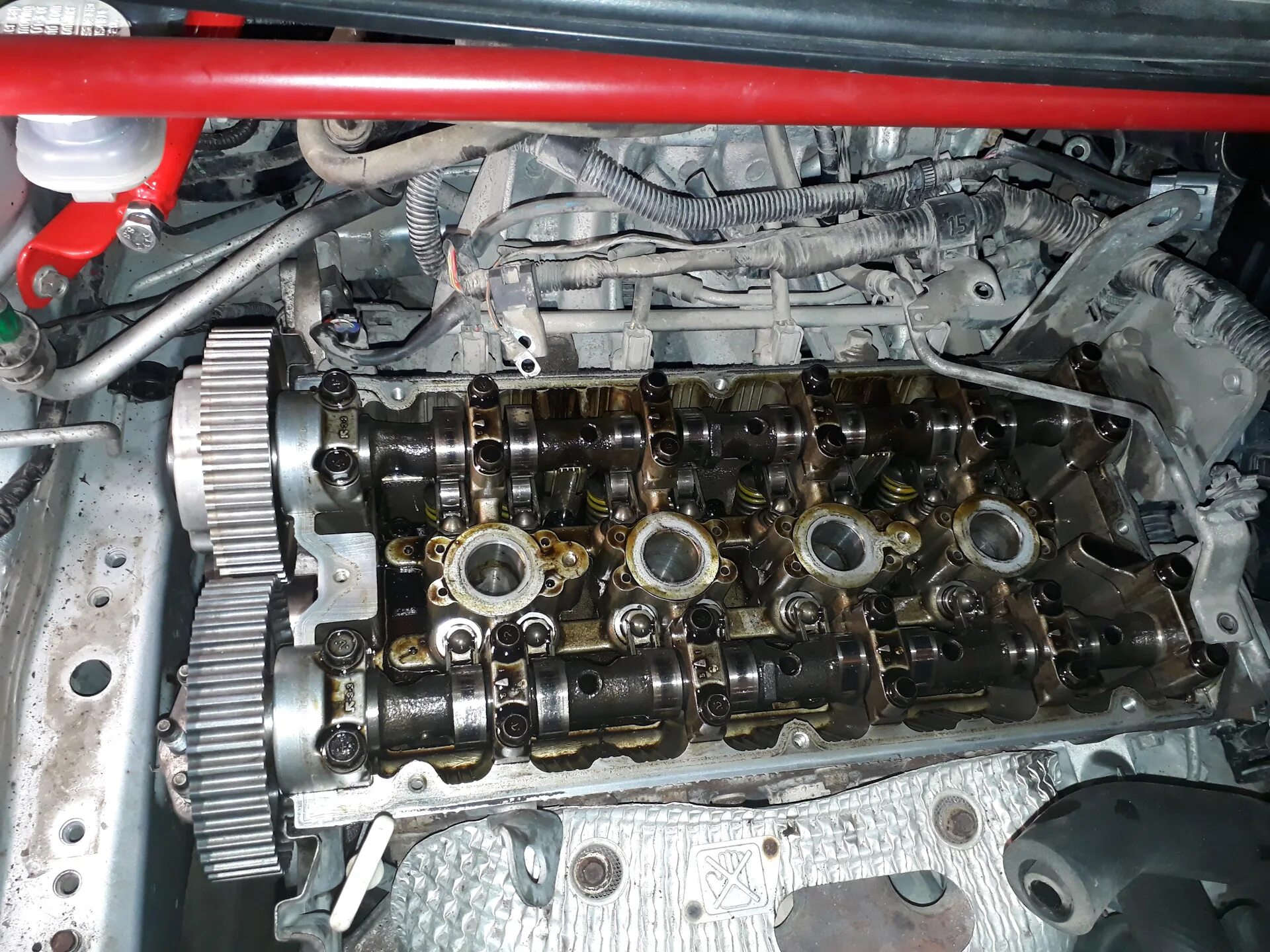 Сколько распредвалов в двигателе. Распредвала на mitsubishi colt 2003 года. митсубиси кольт 2006 г движок распредвала. сальники распредвала митсубиси кольт 1.3 2003г. нумерация крышек распредвалов мицубиси эклипс 4g63.