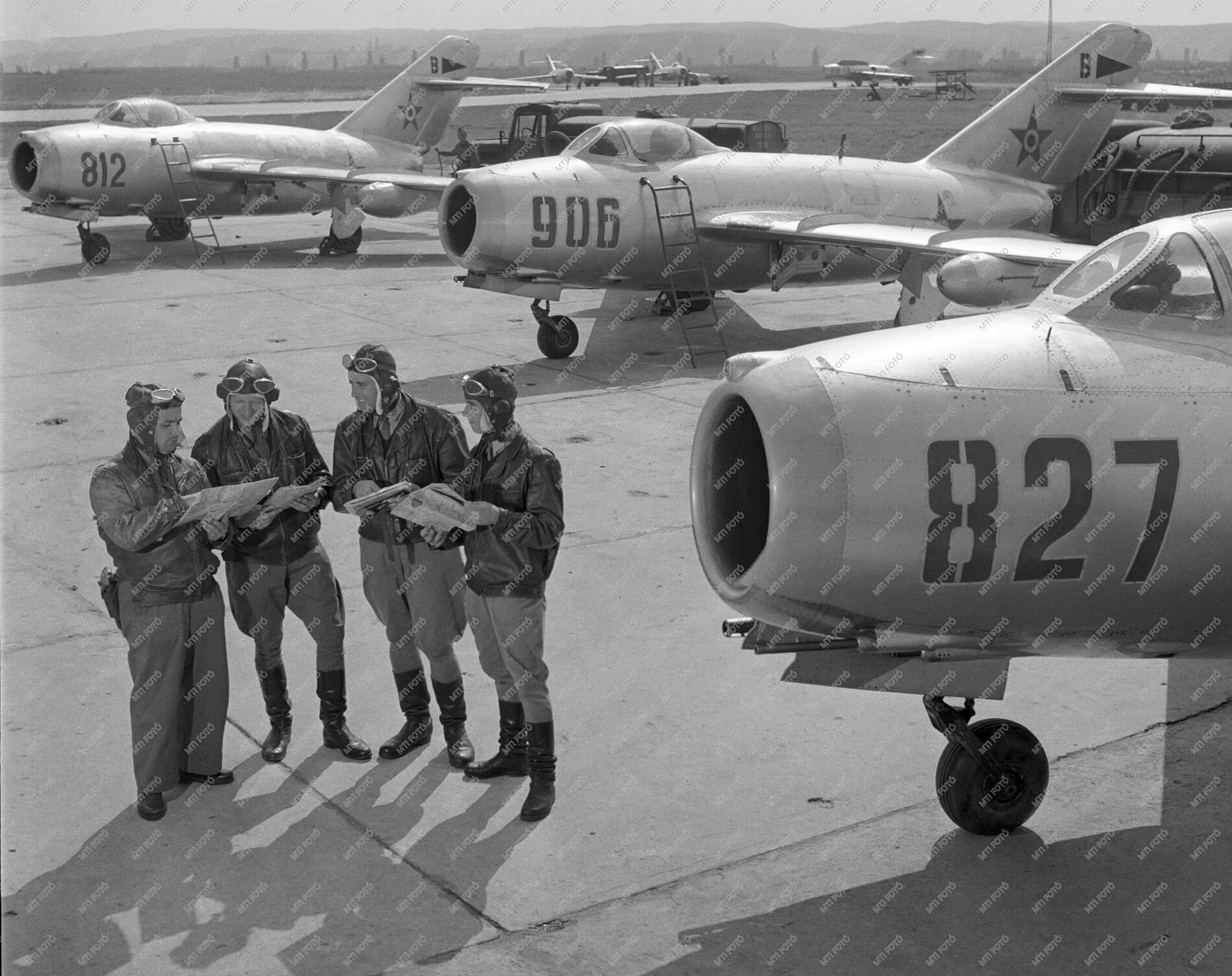 1953 полет. Миг-15 в корее. миг -15 ввс венгрии. летчик миг-15 в корее. ссср самолеты корейской войне 1950-1953.