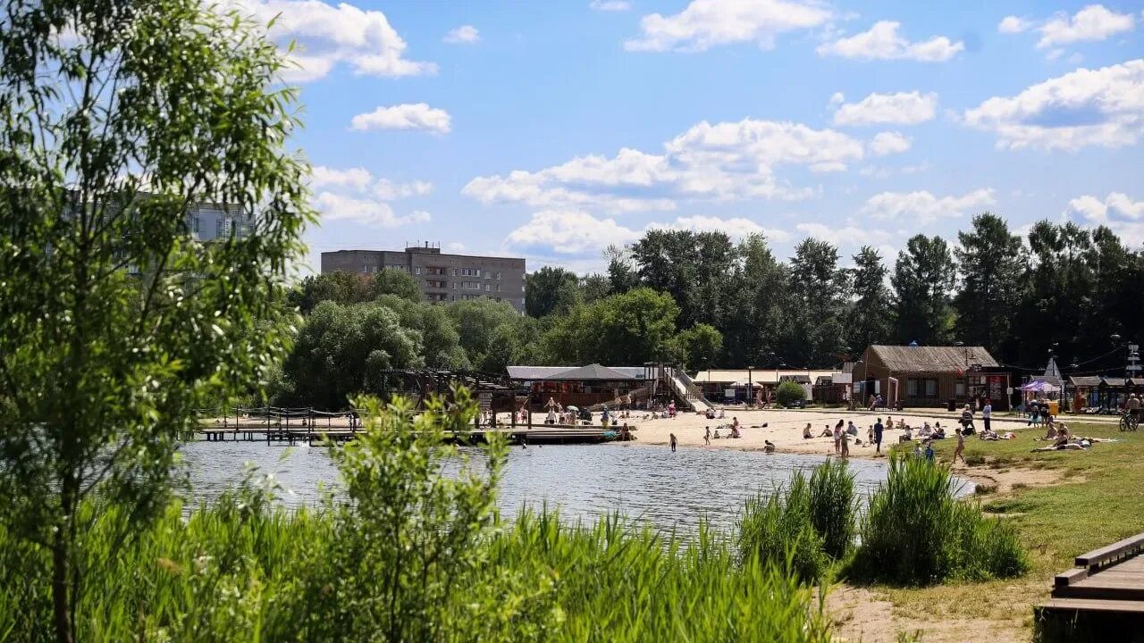 Городской пляж в солнечногорске на озере сенеж. Озеро сенеж солнечногорск. Сенежское озеро солнечногорск пляж. Оз сенеж солнечногорск пляж. Сенежское озеро солнечногорск пляж.