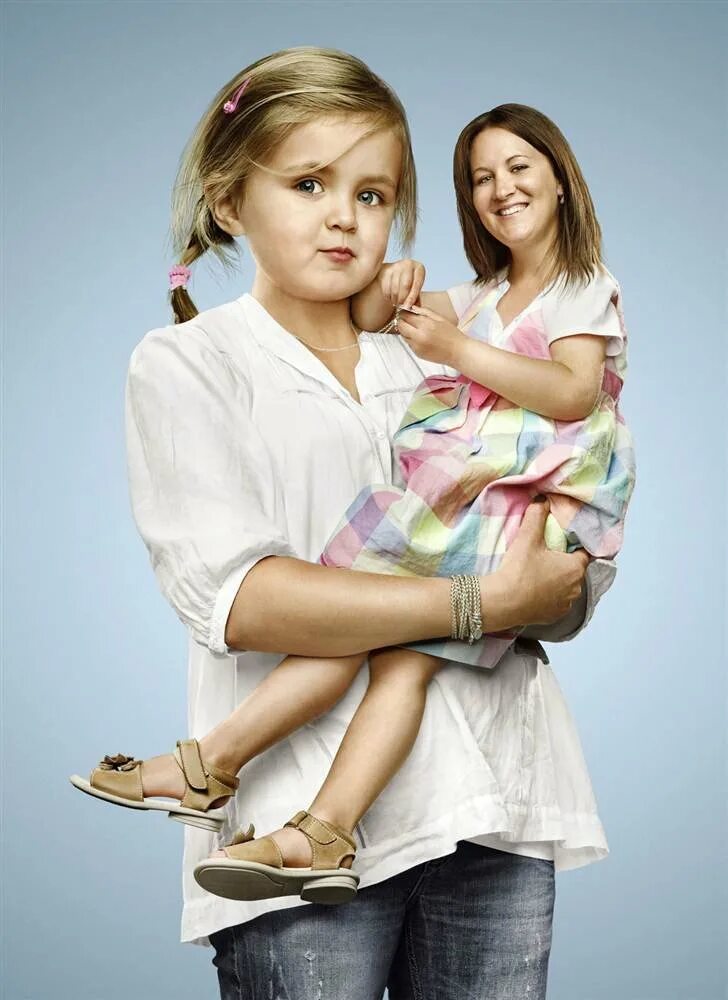 Дакота фаннинг городские девчонки. Маленькая девочка и помада. Мама и дочка. Подростки и родители. Девочка стала взрослой.